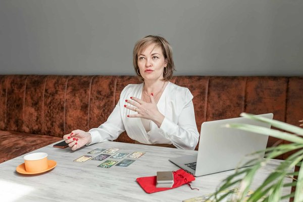 Plongez dans l'univers de la formation astrologique : un parcours détaillé